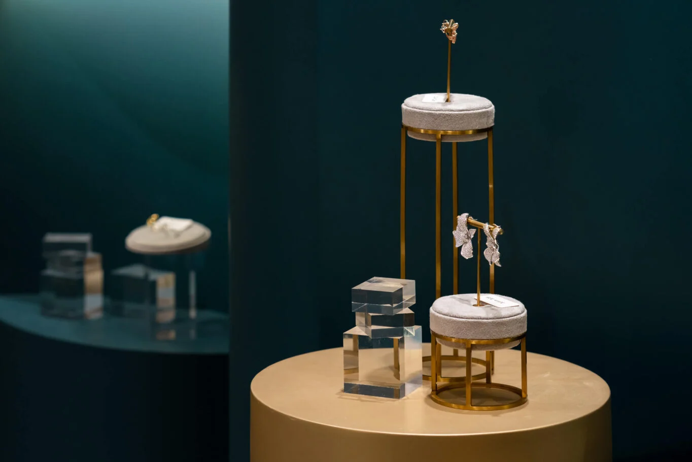 ARTE WHITE鑽石塔｜圓柱臺上的珠寶小型展示架