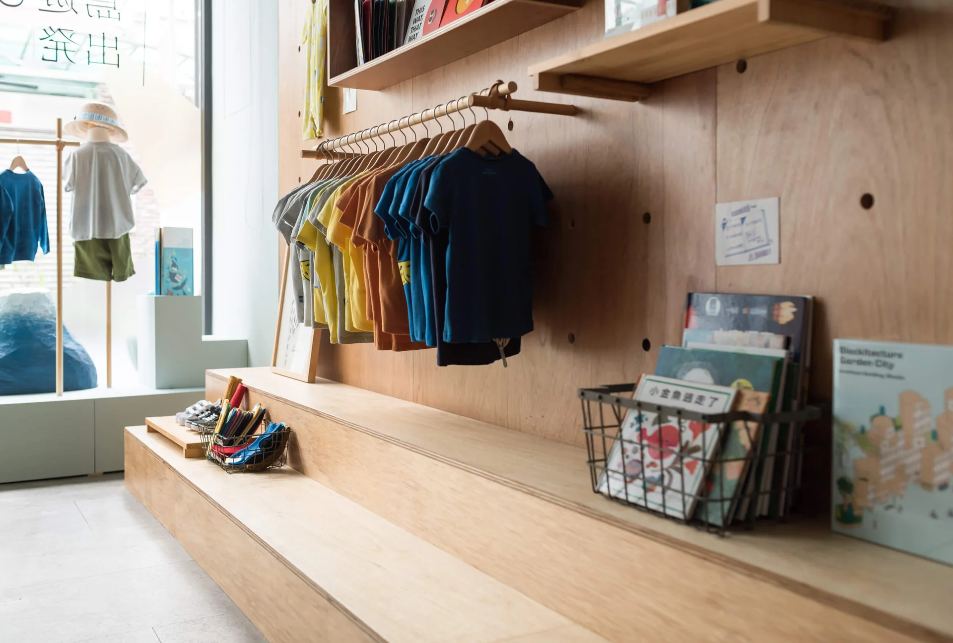 Little Seed Collection｜窗邊木質平臺、商品層板與衣物