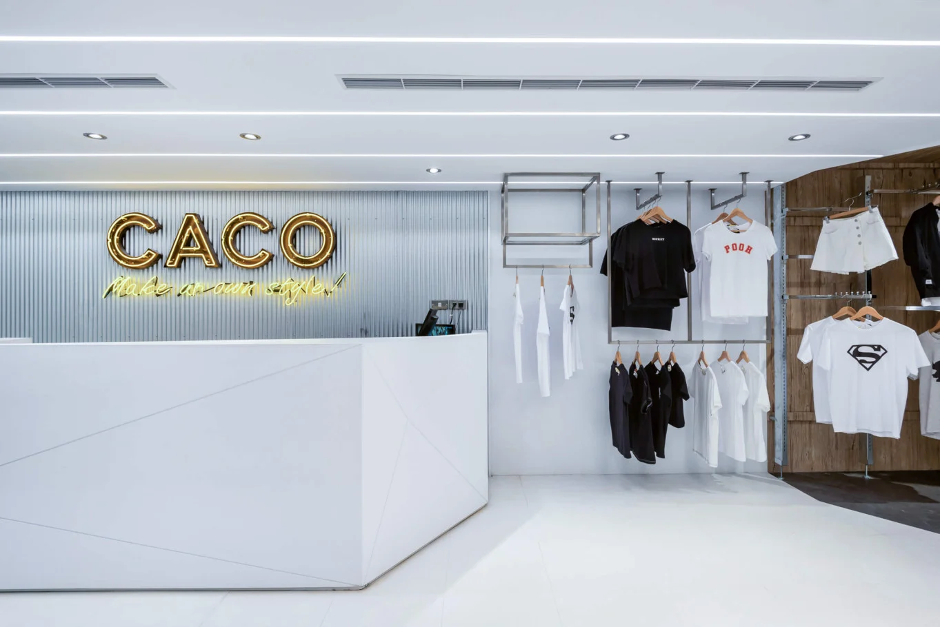 奇拓設計・超越 CACO|展售區曲面檯面及白色背景