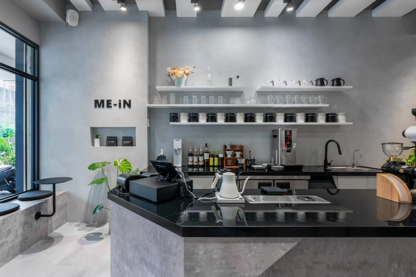 Me-in Cafe|Me-in Cafe 咖啡吧臺與杯具層架