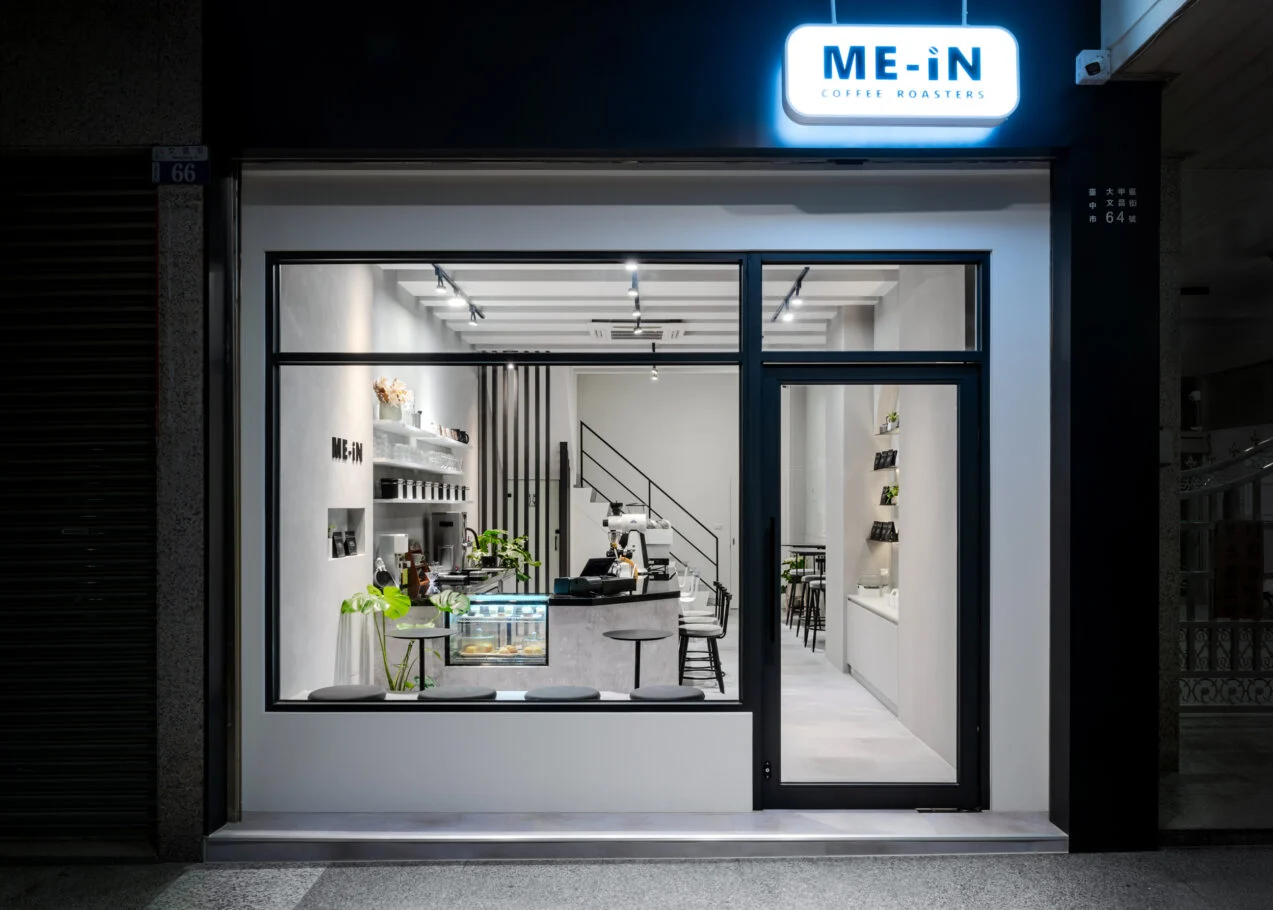 Me-in Cafe|亮燈店面與透過玻璃可見的吧臺