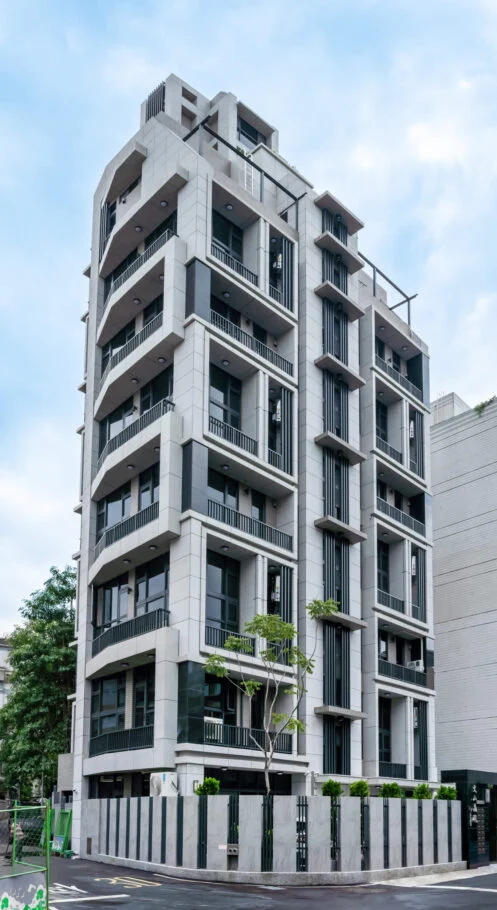東其建設・文山晶硯｜建築轉角量體與兩側窗臺排列
