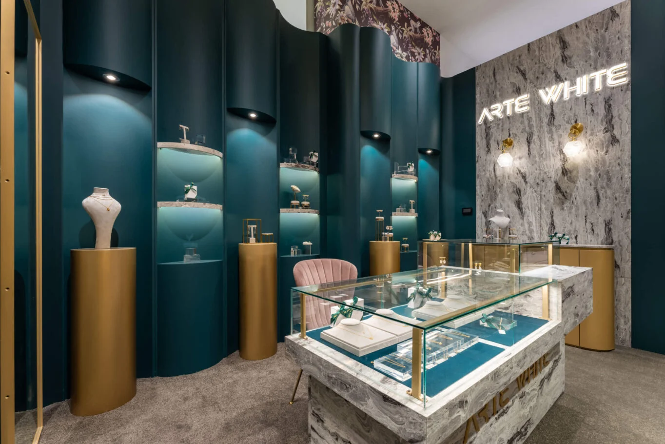 ARTE WHITE鑽石塔｜深綠展示牆、珠寶櫃與接待座位