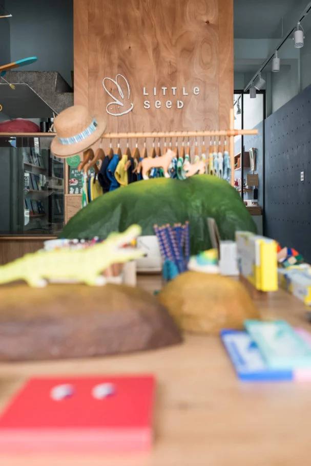 Little Seed童裝|中央展示臺、植栽與 Little Seed 品牌字樣