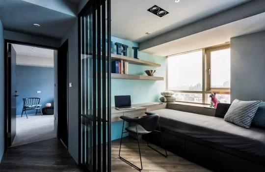 奇拓設計-泊｜黑框玻璃書房、窗邊書桌與休憩平臺