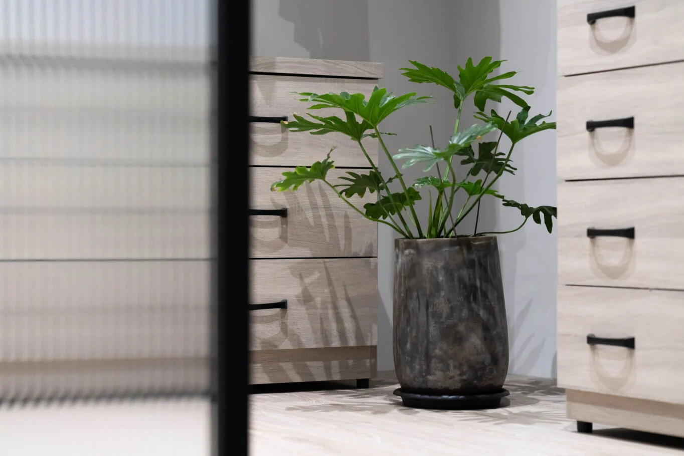 奇拓設計・閣樓上的夢|植栽、玻璃紋理與廚房立面局部