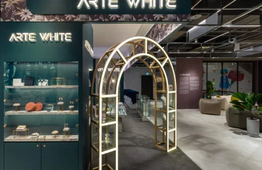 ARTE WHITE鑽石塔|商場動線旁的拱門與珠寶展售入口