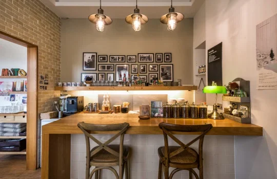 MUTO CAFE|木質咖啡櫃臺、座椅與壁面框畫