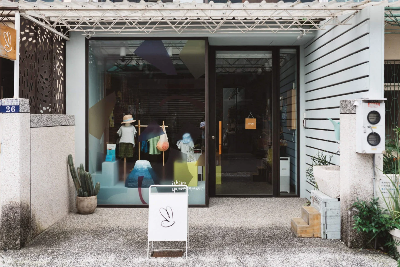 Little Seed童裝|童裝店玻璃門面、陳列與品牌立牌