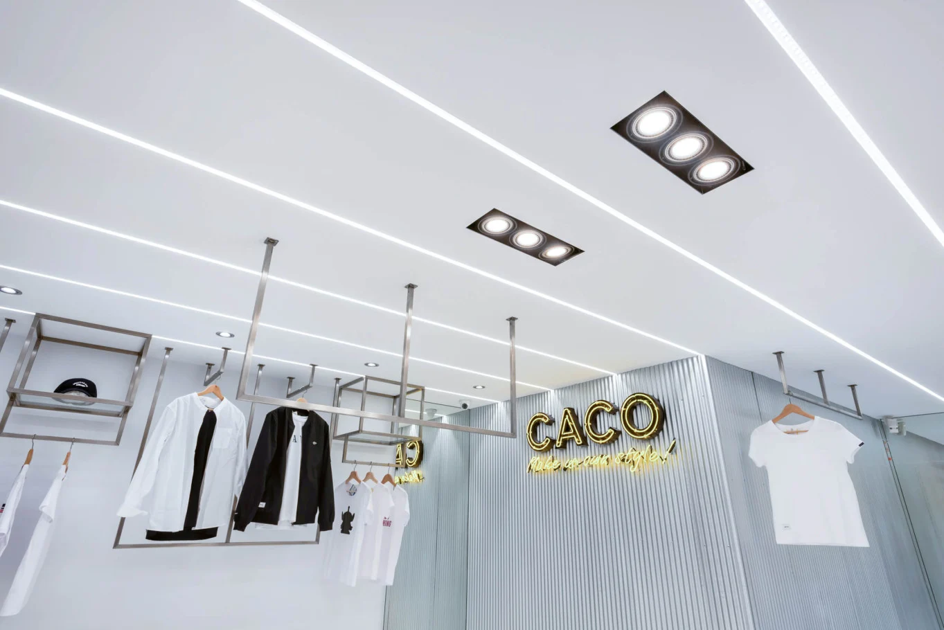 奇拓設計・超越 CACO|白色展示檯面和鏡面反射