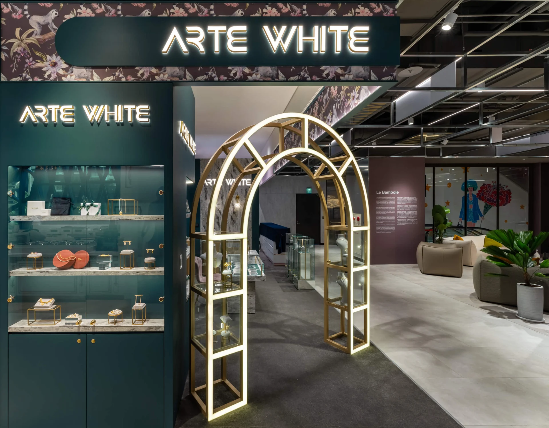 ARTE WHITE鑽石塔｜商場動線旁的拱門與珠寶展售入口