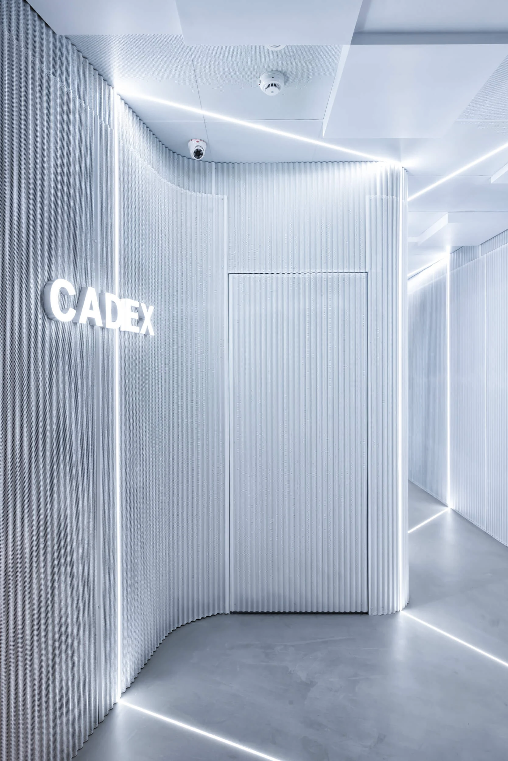 穿梭科技｜CADEX 字樣旁的銀色立面和入口光線