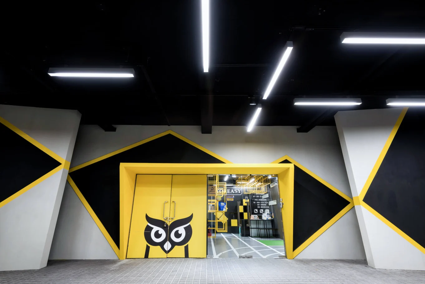 奇拓設計・微型城市|入口黃色門片、斜向圖形與窗景