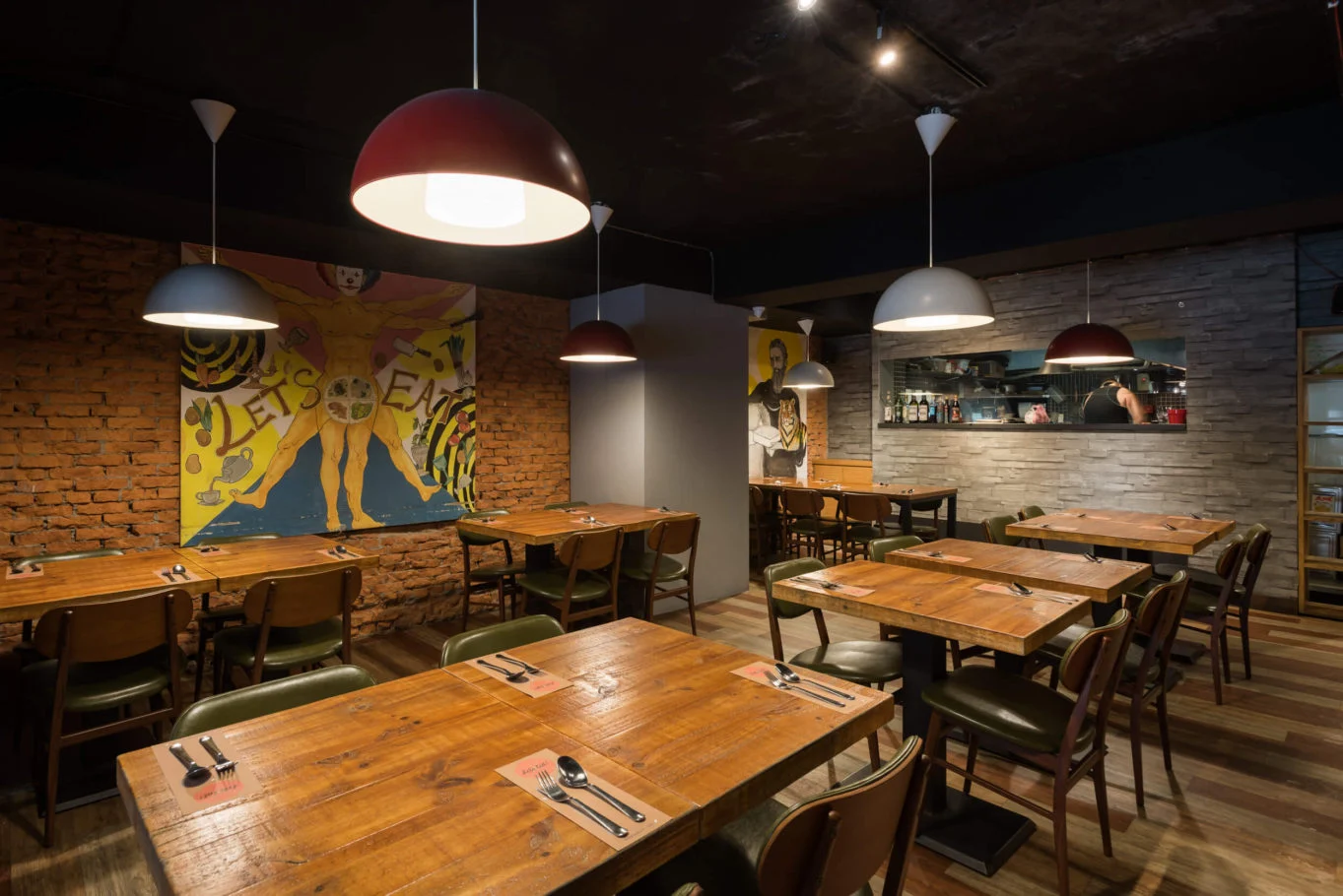 Boogoo Cafe 布咕咖啡&吃義燉飯|黃牆圖像、成排餐桌與深色天花