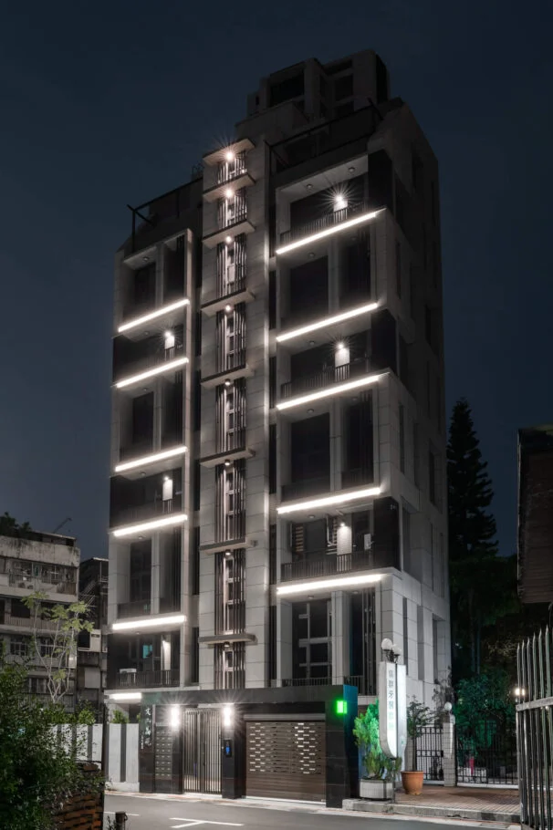 東其建設・文山晶硯｜夜色中建築正面的線形照明