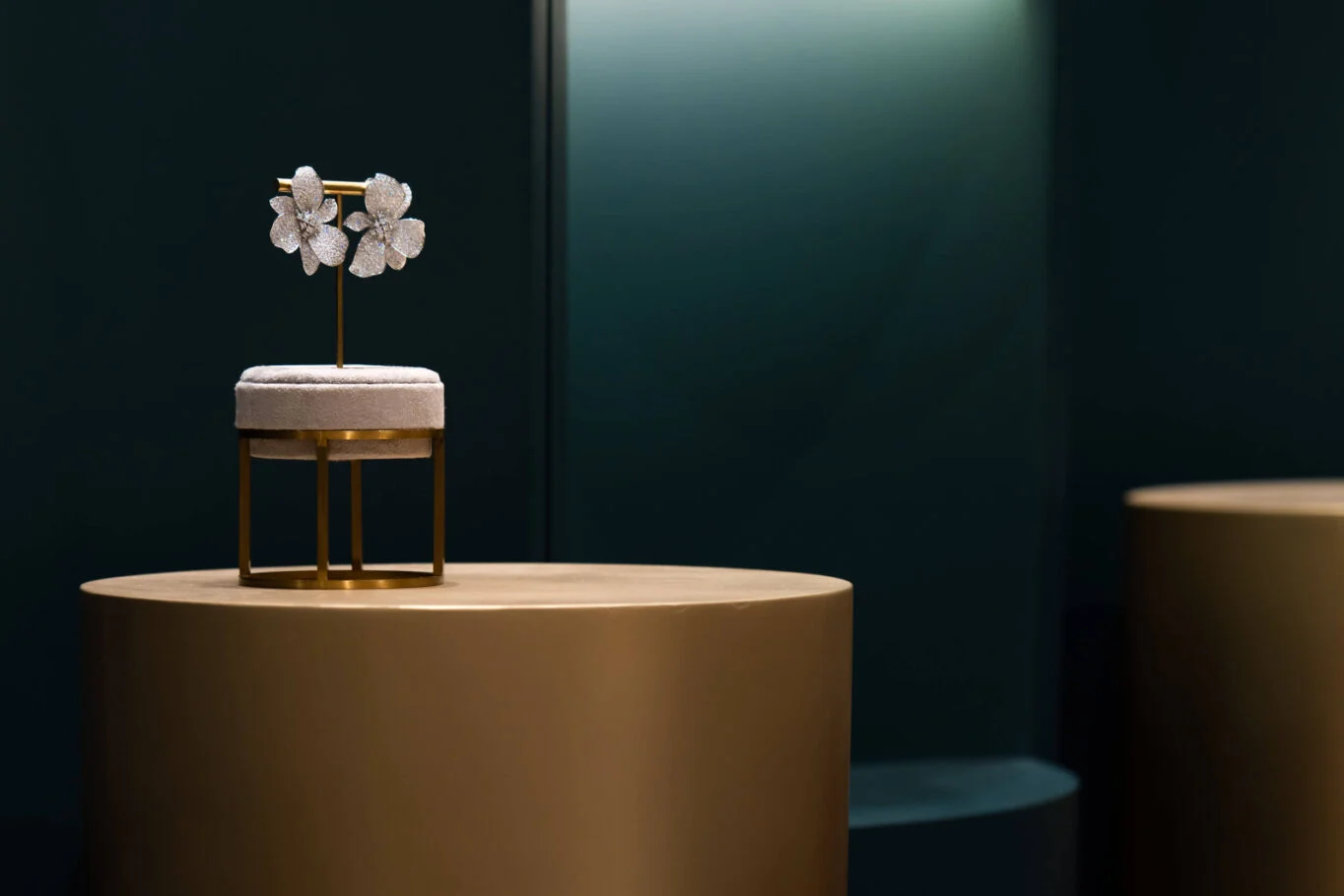 ARTE WHITE鑽石塔｜金色圓柱臺上的首飾近景