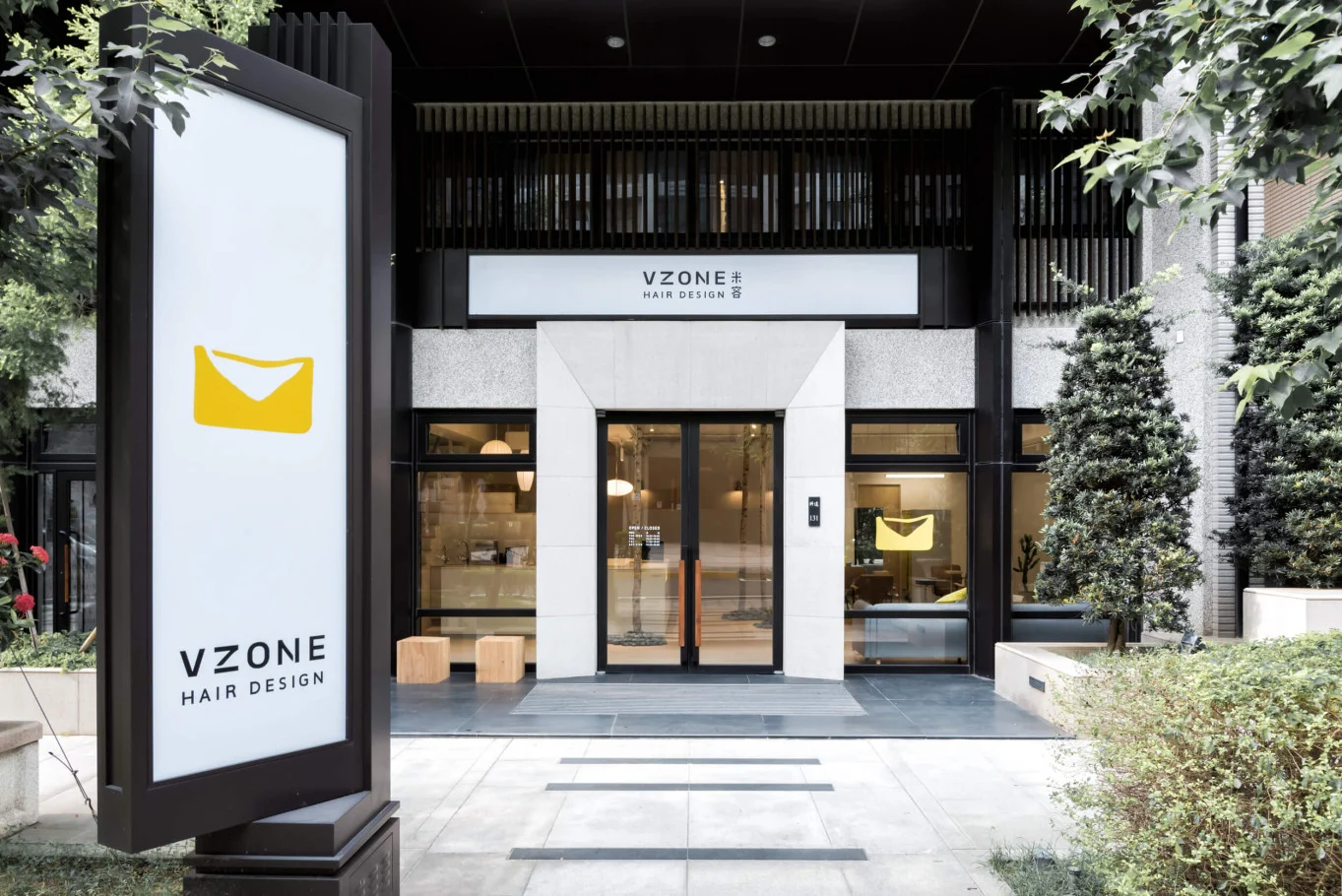 川彡志作・米容 VZONE Hair Design｜米容 VZone Hair 的玻璃門面