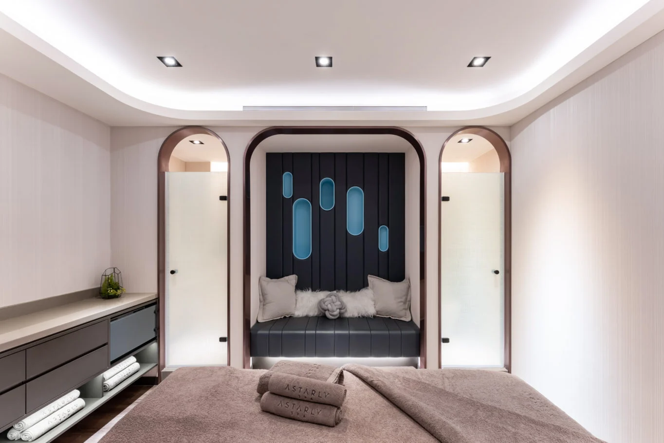 Astarly SPA｜護理床、弧形門洞與間接照明