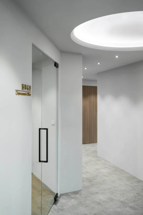 立人國小|圓弧採光天花及淺色入口廊道