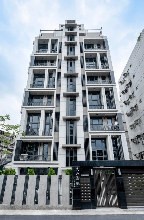 東其建設・文山晶硯｜文山晶硯正面立面、窗框與入口