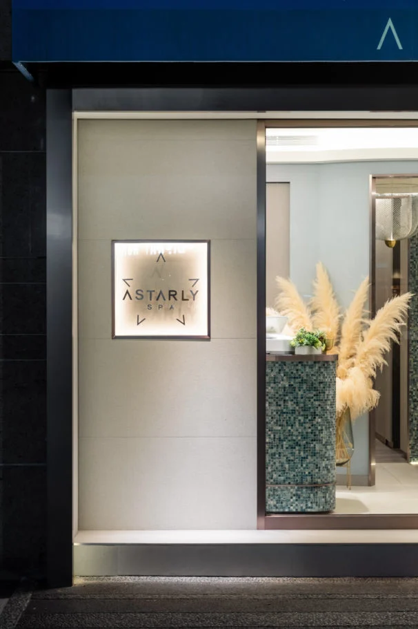 Astarly SPA｜入口品牌招牌、石紋立面與室內視線