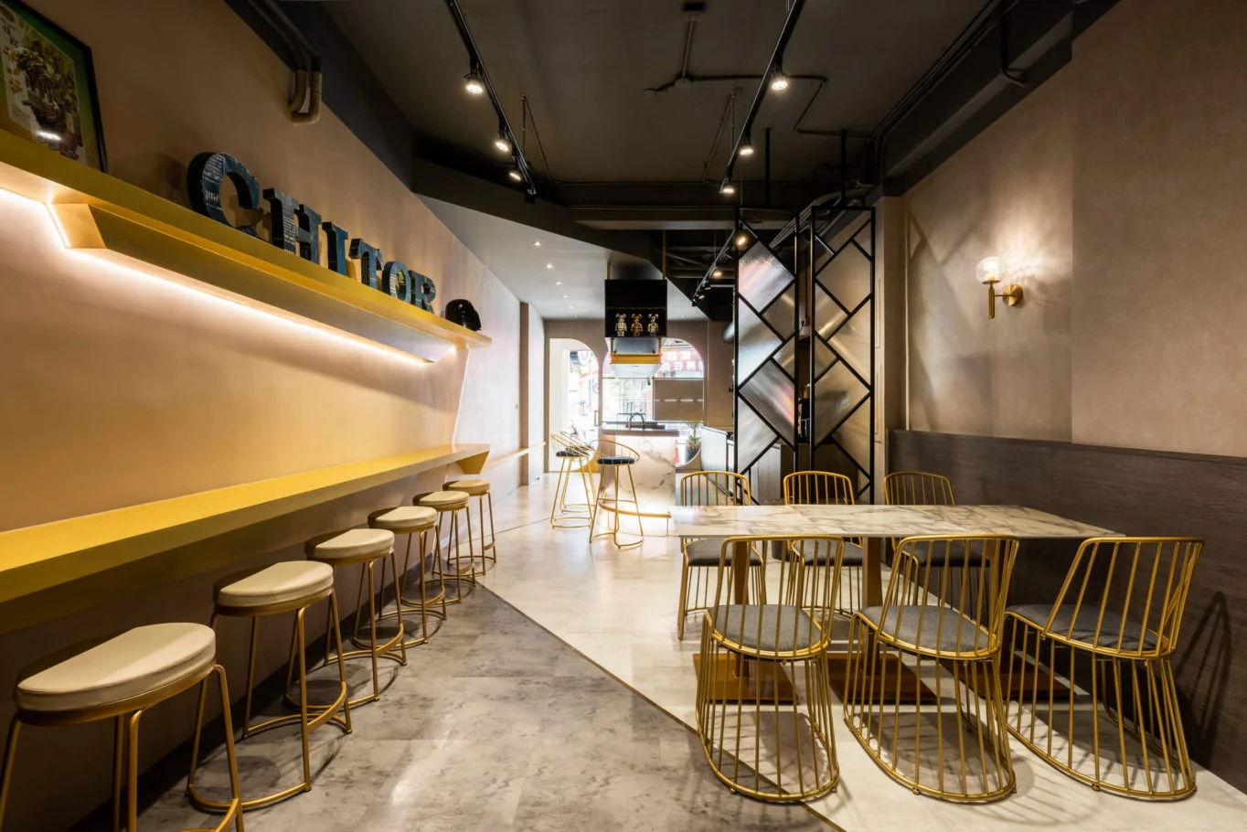 貳訪早午餐|黃色層板沿用餐區延伸的視線