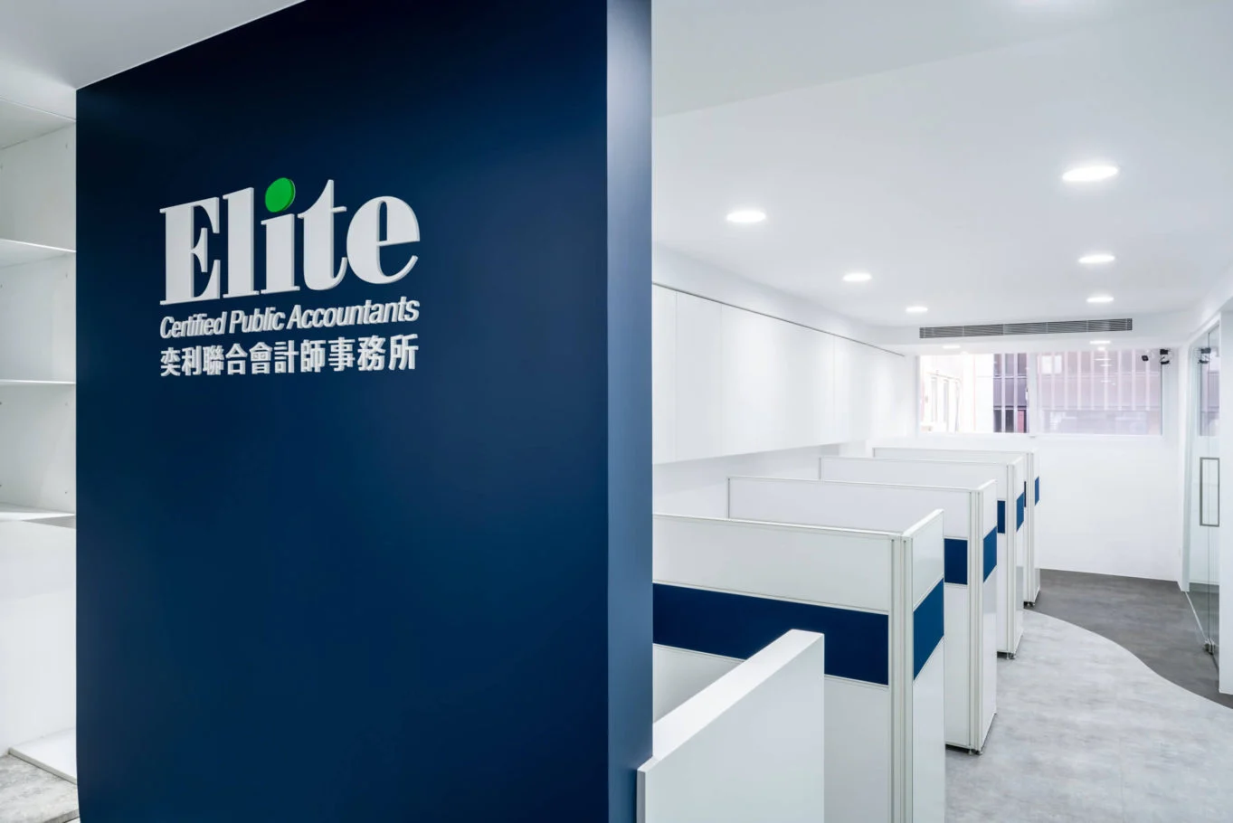 奇拓設計・皎然｜白色工作桌、分隔板與灰色地坪