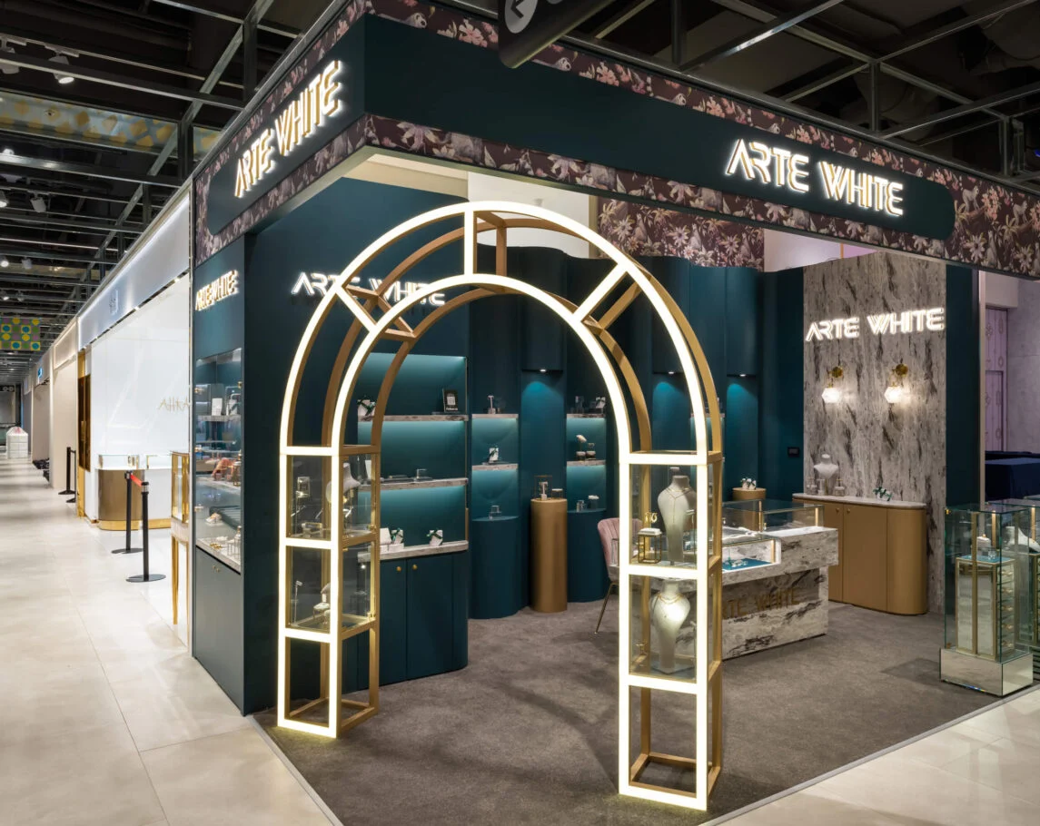 ARTE WHITE鑽石塔｜金色拱門框出的珠寶店轉角外觀
