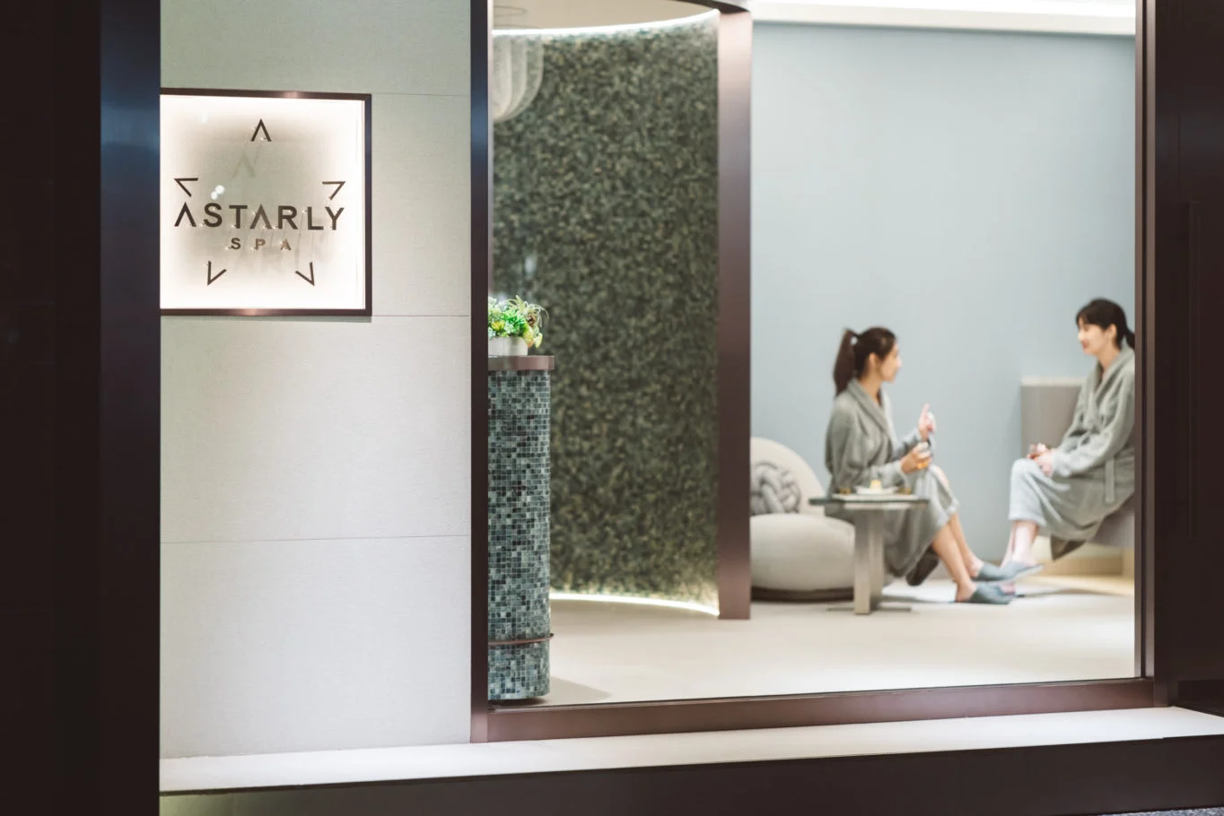 Astarly SPA｜玻璃入口內的座位與服務情境