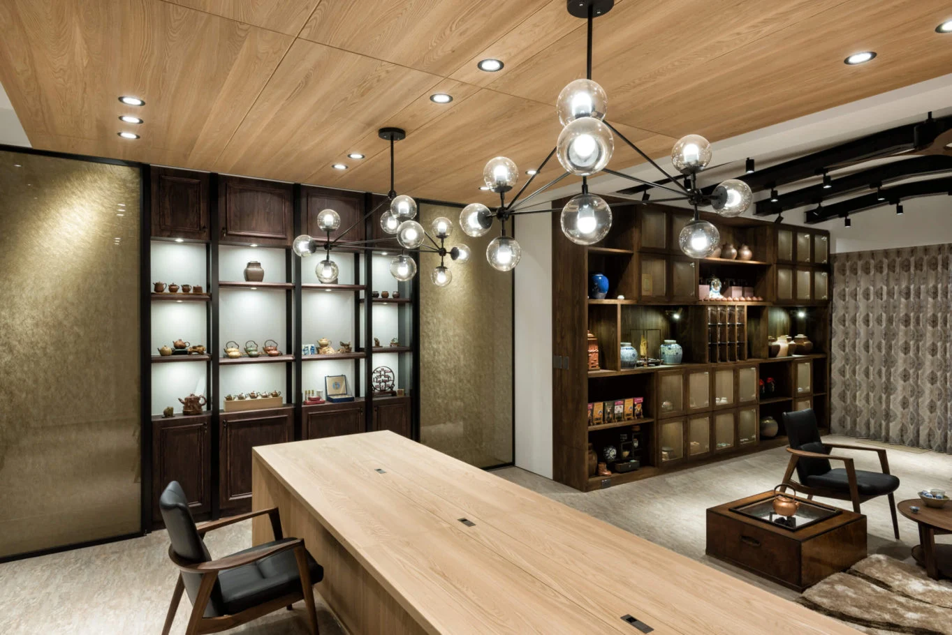 可莫空間設計・PARA CAFE’ 夿拉心靈咖啡.老茶房|木質長桌望向深色茶器展示櫃