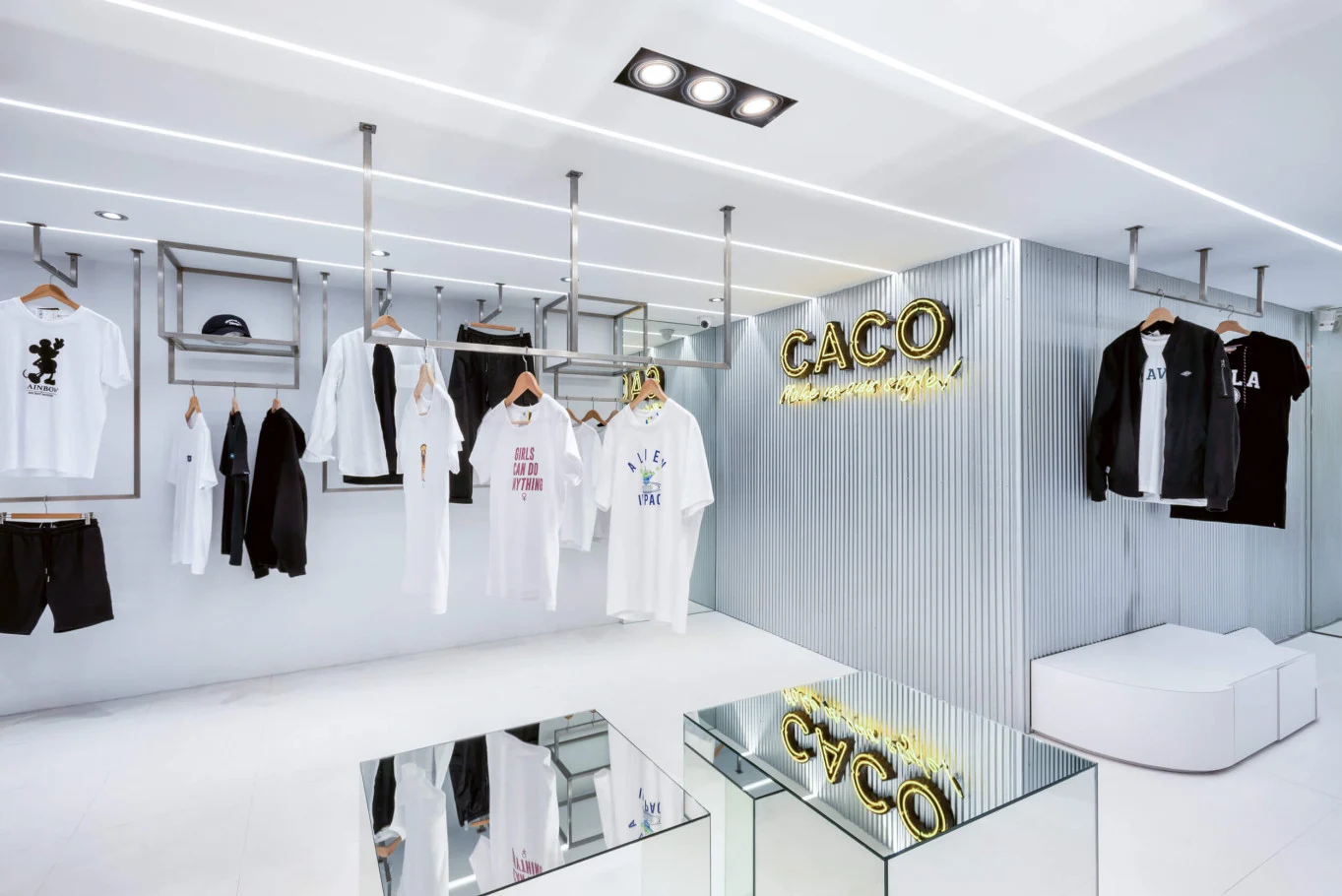 奇拓設計・超越 CACO|白色曲面展示臺與服飾掛架