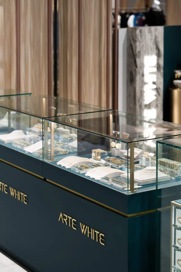 ARTE WHITE台中中港店|深綠櫃面上的金色品牌字樣