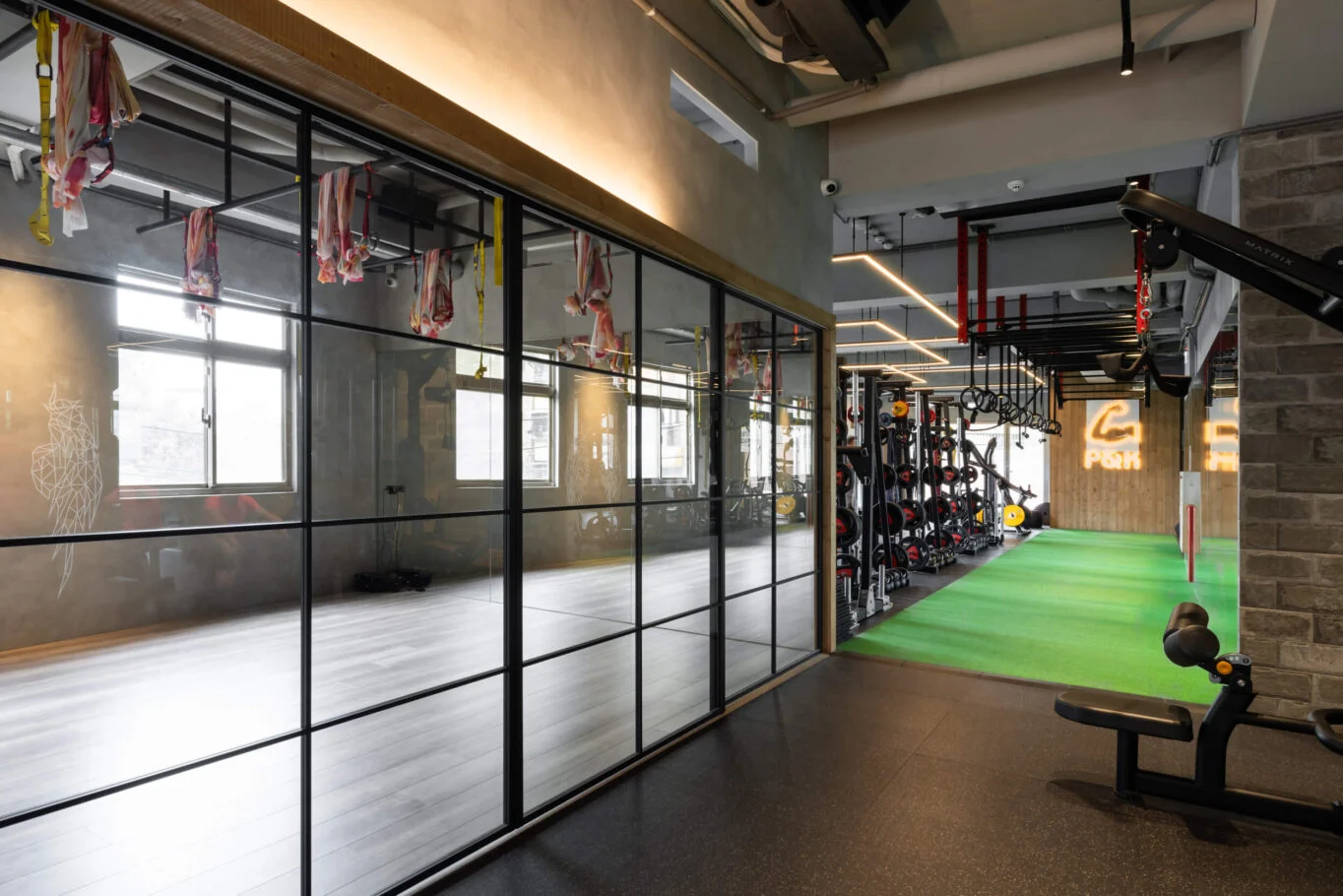 P&K Fitness 體能訓練中心|玻璃分隔旁的窗邊訓練區採光