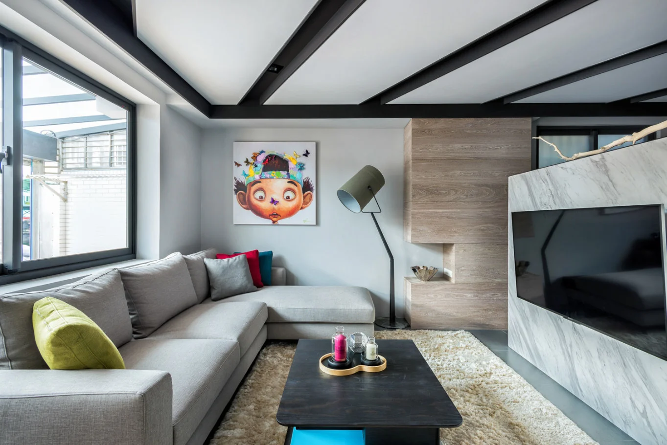 奇拓設計・Living in Love|窗邊日光中的灰色沙發與框畫