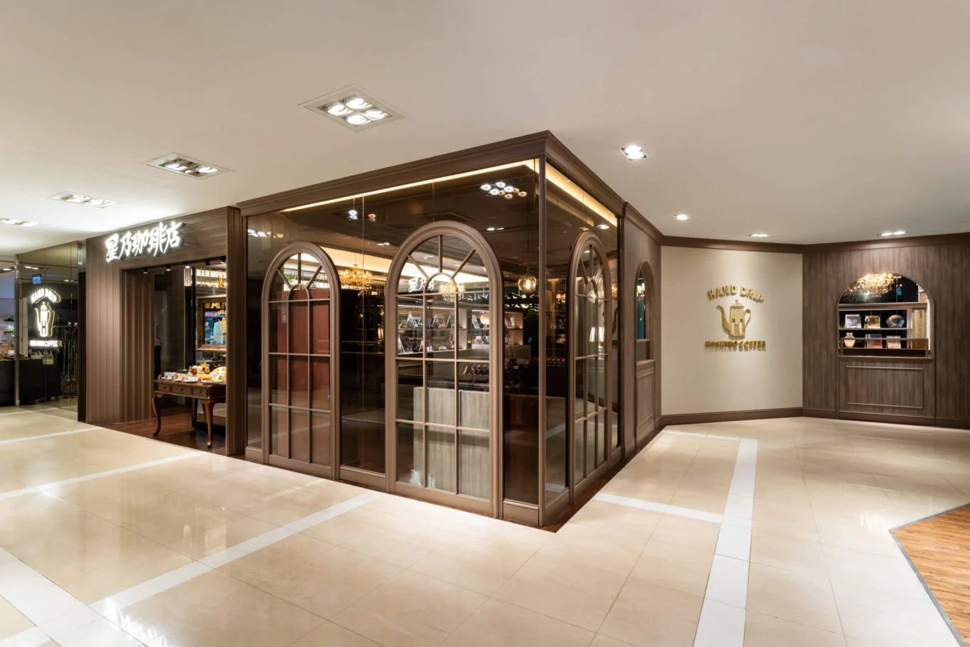 星乃珈琲店｜木框玻璃入口與咖啡店品牌招牌