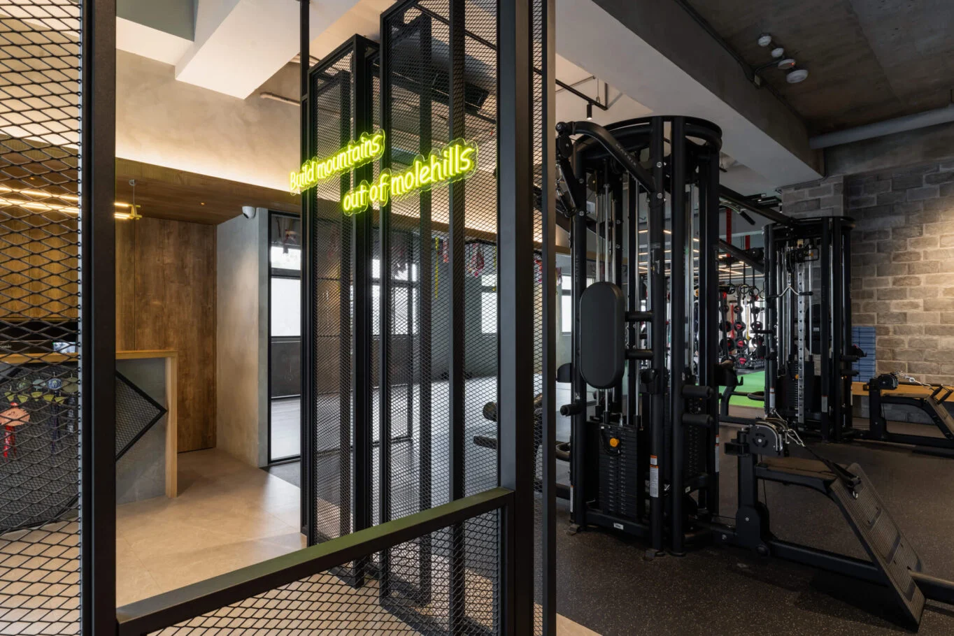 P&K Fitness 體能訓練中心|玻璃分隔下的器械區和接待視線