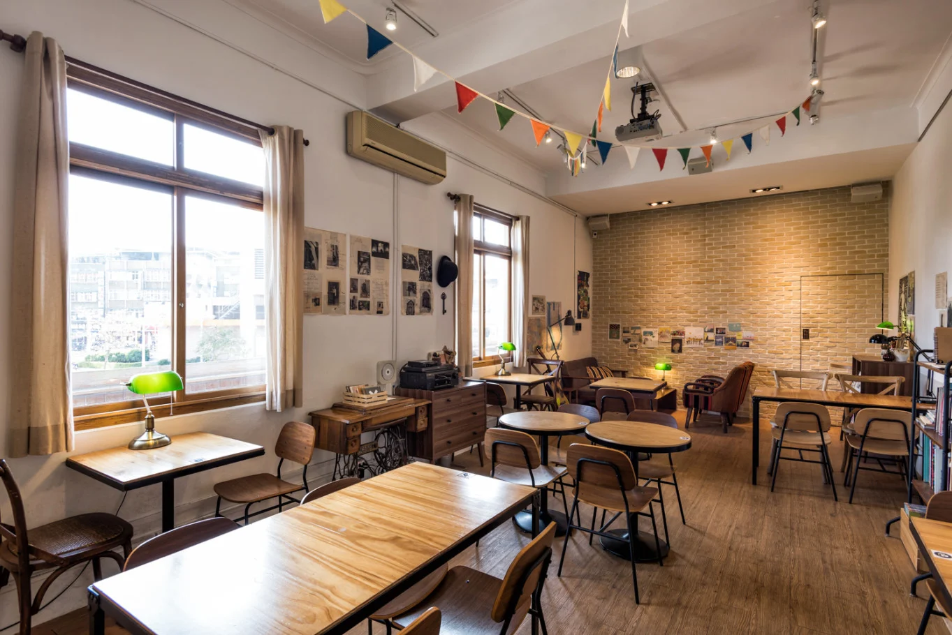 MUTO CAFE|窗邊木質座席、彩色旗幟與磚紋牆