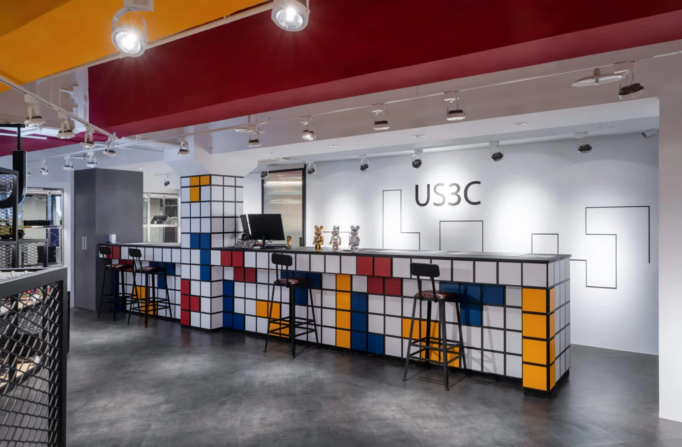 US3C專賣店|US3C 櫃臺正面與後方品牌牆