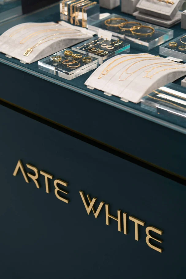 ARTE WHITE台中中港店|玻璃櫥窗內的飾品與品牌櫃面