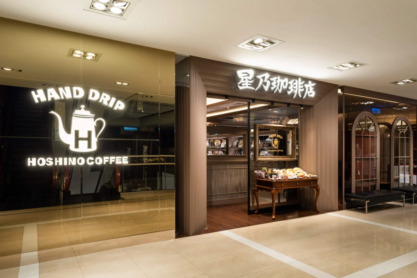 星乃珈琲店｜商場入口中的星乃珈琲木質門面