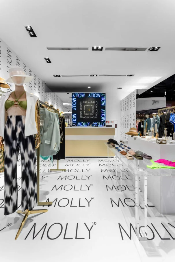 Molly|沿品牌字樣地坪延伸的服飾展示