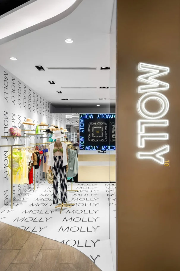 Molly|入口柱上的發光 MOLLY 字樣