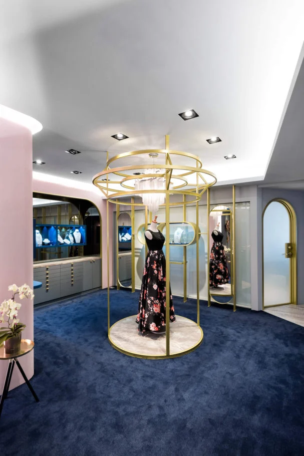 奇拓設計・珠寶皇后|中央服飾展示臺與深藍展售地毯