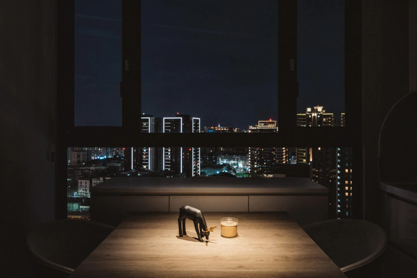 奇拓設計・樸玉|夜色中的窗景與木質小桌