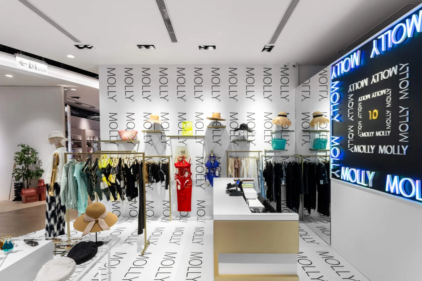 Molly|服裝展示架、櫃臺與品牌牆全景